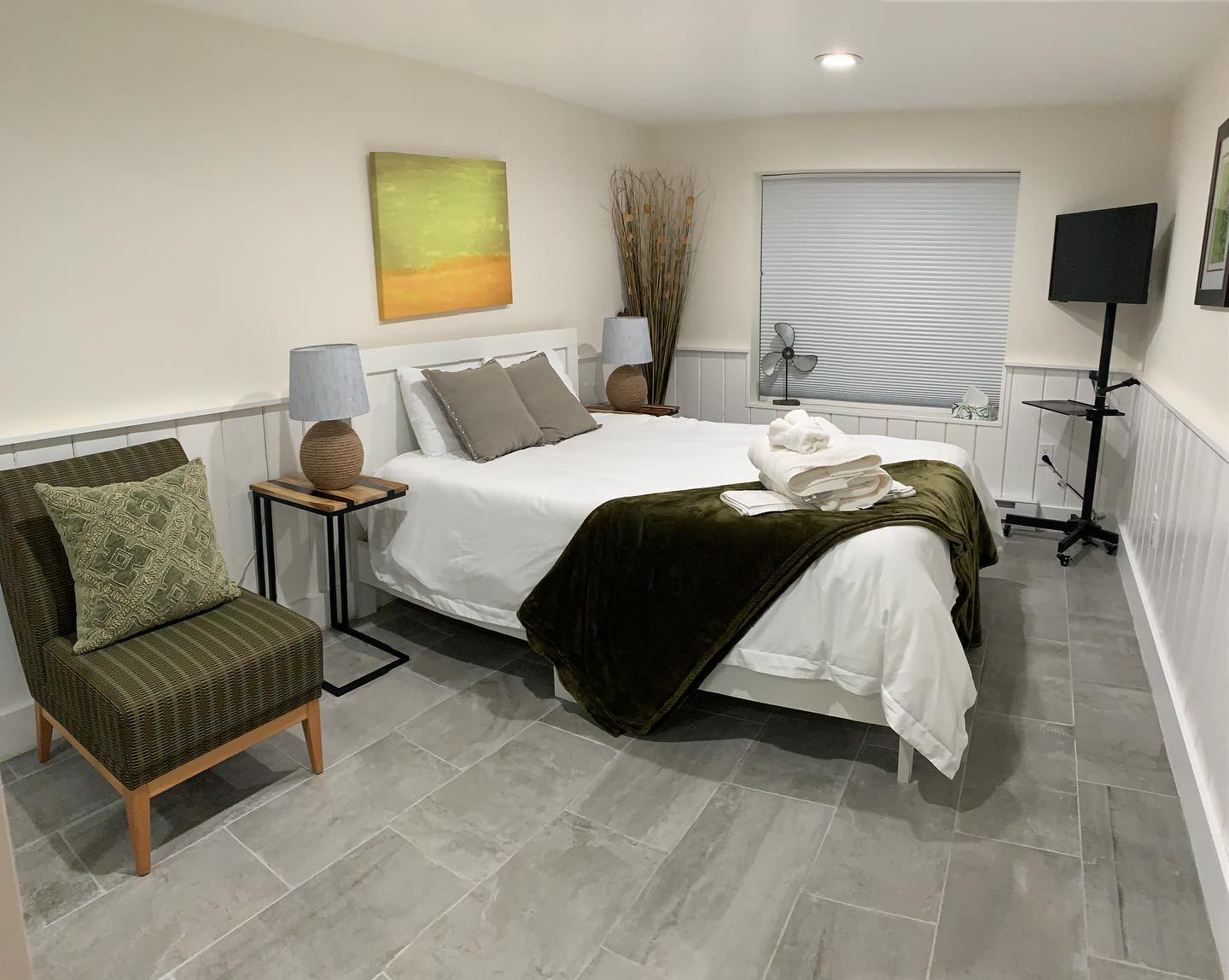 264279563_3122890771268010_3072389509362637821_n bedroom