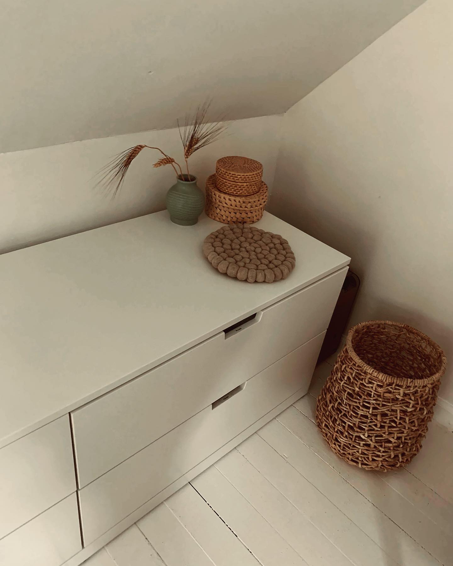 280175634_3229859180571168_4629926941785109838_n table with flowerpot